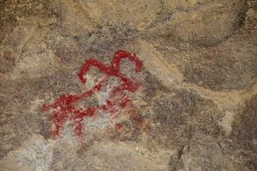 Indianische Petroglyphen Nordamerikas. In den 50er Jahren für die Dreharbeiten zu einem Western hinzugefügte Malerei. Joshua-Tree-Nationalpark, Kalifornien, USA. Nordamerikanische Indianerkultur